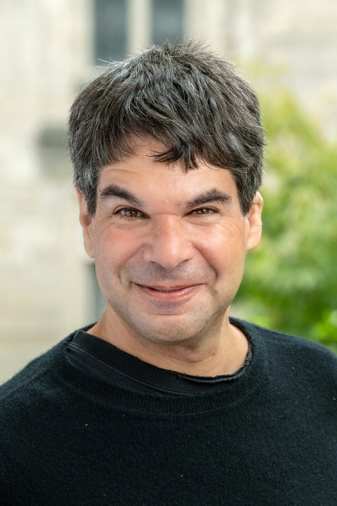 Retrato de Joshua Knobe, um dos principais fundadores da Filosofia Experimental, conhecido por seus estudos sobre intencionalidade e o Efeito Knobe.