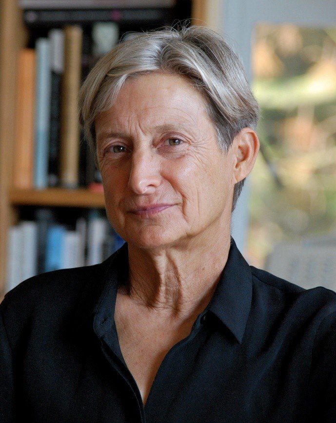 Fotografia de Judith Butler, uma das principais mulheres na filosofia contemporânea, reconhecida por suas contribuições à teoria de gênero e pelo conceito de performatividade.