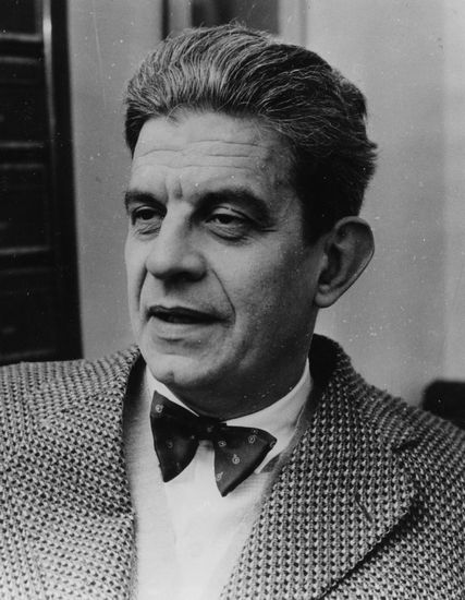 Foto de Jacques Lacan, psicanalista francês que popularizou o termo antifilosofia ao criticar os fundamentos da filosofia tradicional a partir da psicanálise.