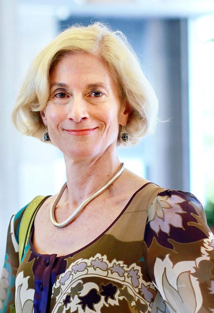 Retrato de Martha Nussbaum, filósofa contemporânea cujas contribuições para a Filosofia da Narrativa destacam a relação entre emoção, ética e literatura.