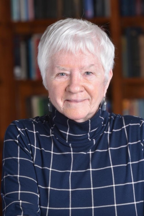 Retrato de Sandra Harding, filósofa feminista cujas críticas à ciência tradicional influenciam os debates sobre inclusão e justiça na Ética da Tecnologia.